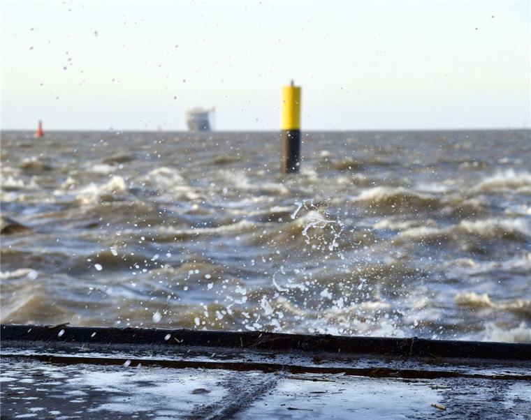 In der Warnmelde-App "BIWAPP" wird vor einer Sturmflut in Cuxhaven gewarnt.