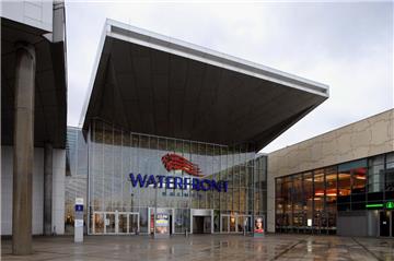 In der Waterfront Bremen hat ein Mann am Sonnabend mit einem Messer auf einen Kontrahenten eingestochen. 