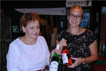 In der Weinlaube gab es einen guten Tropfen für Besucher. Foto: Holsten 