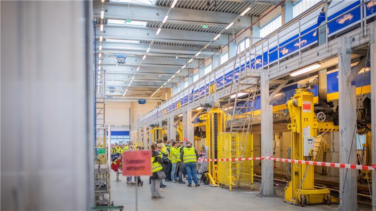 In der Werkstatt konnten die Triebzüge auch von unten besichtigt werden.