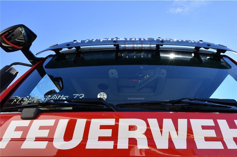 Övelgönne: Scheune brennt komplett nieder In der Wesermarsch mussten Feuerwehrkräfte das Übergreifen eines Scheunenbrands verhindern.