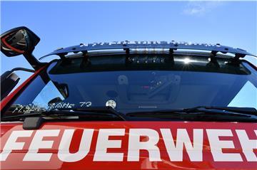 In der Wesermarsch mussten Feuerwehrkräfte das Übergreifen eines Scheunenbrands verhindern.