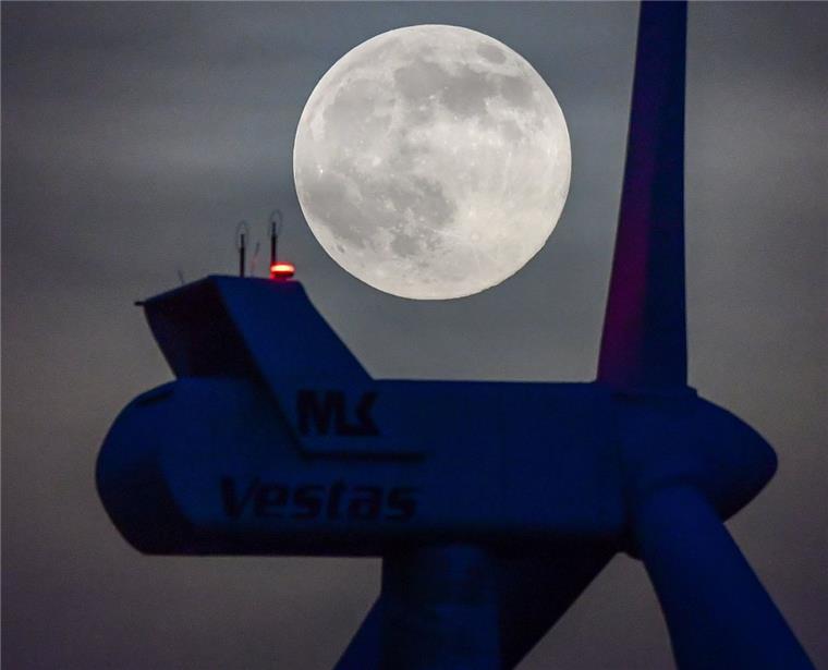 In der Wesermarsch wird bald ein System getestet, das dafür sorgt, dass die Leuchten nur dann in Betrieb gehen, wenn sich ein Flugzeug oder Hubschrauber nähert.  