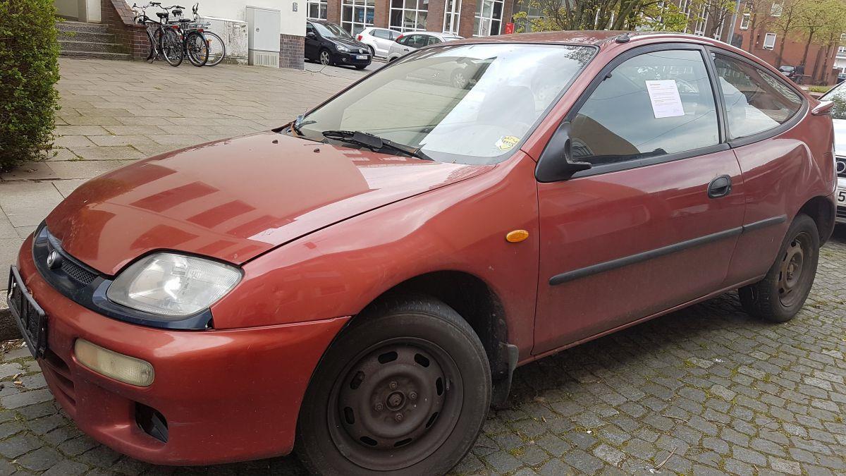 Illegal abgestellte Autos: Bremerhaven bleibt auf den Kosten sitzen In der Wörther Straße in Geestemünde steht seit längerem ein Wagen, der keine Zulassung, dafür aber eine Plakette von der Stadt hat.