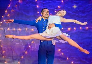 In der neuen „Nussknacker“-Choreografie von Bremerhavens Ballettdirektor Alfonso Palencia tanzen in dieser Szene Marco Marongiu (Nussknacker-Prinz) und Kiko Noguchi (Clara).