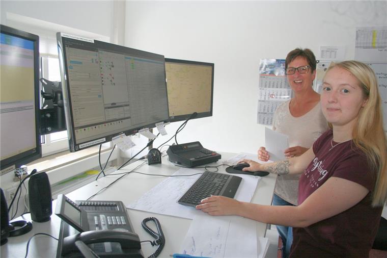 In der Zentrale von Taxi Gödeke  haben Catharina Winckler (rechts) und Heike Ehrich Fahrten und Fahrzeuge im Blick.