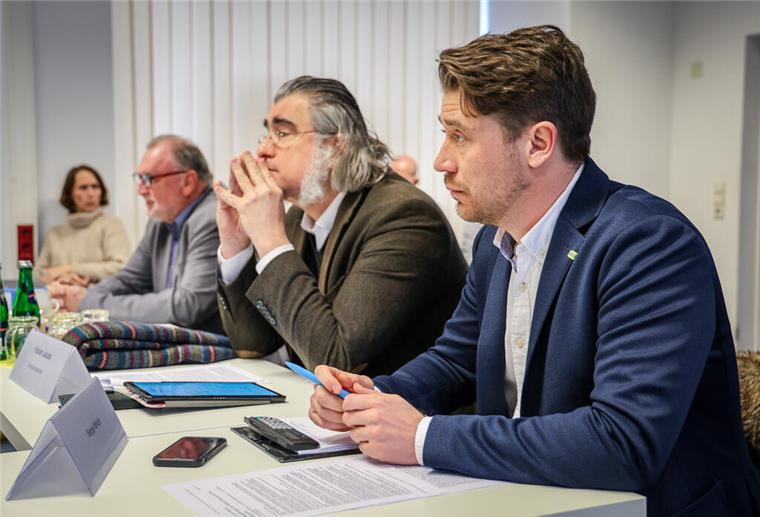 Bremer AfD droht das Aus bei der Bürgerschaftswahl Der Bürgerschaftsabgeordnete Heinrich Löhmann (l-r), als Vertrauensperson des Notvorstandes der Bremer AfD, sowie Fabian Jacobi und Sergej Minich, als Vertrauensperson der Bremer AfD, sitzen bei der Sondersitzung des Wahlbereichsausschusses Bremen zur Bürgerschaftswahl im Statistischen Landesamt Bremen.