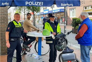 In der Zevener Fußgängerzone sprachen Polizei und Verkehrswacht vor allem Nutzer von Pedelecs an.