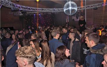 In der zur "Music-Hall" umfunktionierten großen Scheune des Gronholz-Hofs gab es bei "Rock in den Mai" kein Umfallen mehr.  