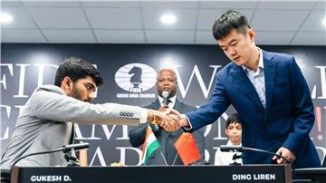 In der zweiten Partie einigten sich Dommaraju Gukesh (l) und Ding Liren auf ein Remis.