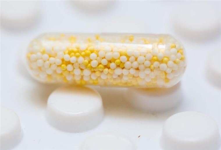 Nahrungsergänzungsmittel im Test: Was viele Verbraucher nicht wissen Eine Kapsel, die ein Nahrungsergänzungsmittel mit Kalium und Magnesium enthält, liegt auf einer Tablettenverpackung eines Arzneimittels.