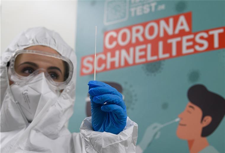 9705 Corona-Neuinfektionen in Deutschland Eine Mitarbeiterin der Firma CoviMedical UG bereitet am Morgen im Corona-Testcenter hinter dem Hygienemuseum einen Schnelltest auf das Coronavirus vor.