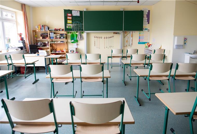 Niedersachsen, Lemwerder: In einem menschenleeren Klassenraum einer Grundschule sind die Stühle hochgestellt.