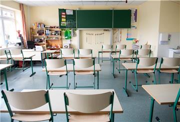 Niedersachsen, Lemwerder: In einem menschenleeren Klassenraum einer Grundschule sind die Stühle hochgestellt.