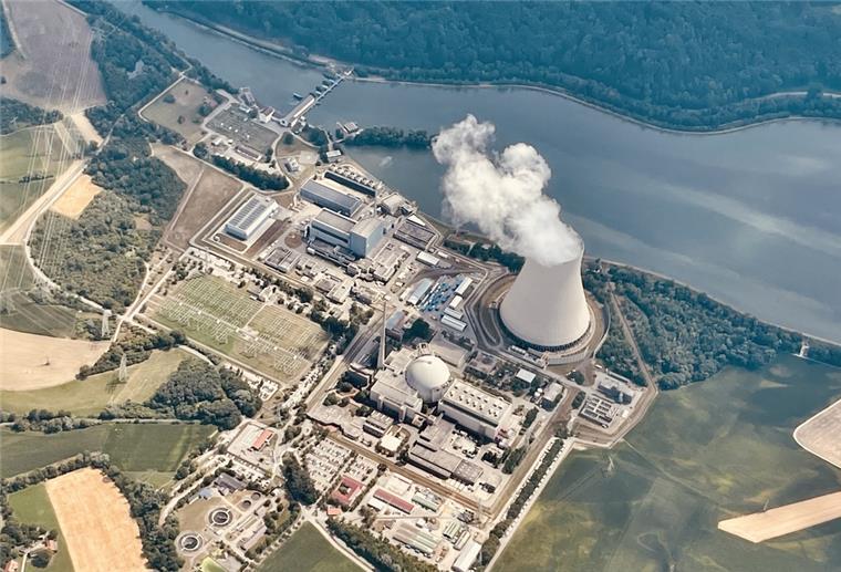 EU-Partner drängen Deutschland zur Verschiebung des Atomausstiegs Das Kernkraftwerk Isar 2 bei Landshut fotografiert aus einem Flugzeug