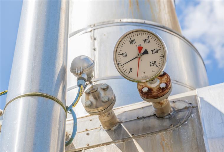 Eine Anzeige für Temperatur ist in der Anlage eines Gasspeichers an einem der vielen Rohre zu sehen.