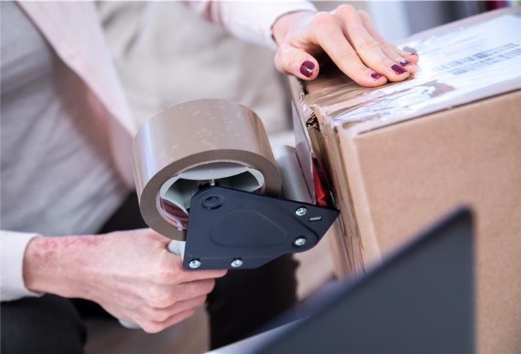 Online-Einkäufe aus Nicht-EU-Staaten werden teurer In Deutschland werden ab sofort auch bei Waren mit einem Wert von unter 22 Euro - bestellt aus Nicht-EU-Staate - 19 Prozent Mehrwertsteuer aufgeschlagen.