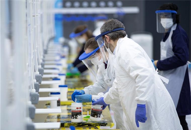 Höchstwert: 487 Corona-Todesfälle binnen 24 Stunden Medizinstudenten von der Universität St. Andrews arbeiten an einer Teststation für Corona-Massentests.