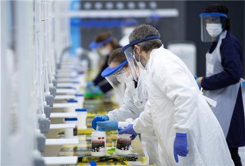 Medizinstudenten von der Universität St. Andrews arbeiten an einer Teststation für Corona-Massentests.