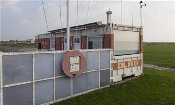 In die Jahre gekommen: Die mobile DLRG-Wachstation am Dorumer Tief rostet an allen Ecken. Sie muss dringend ersetzt werden.