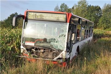 In diesem Bus saß zum Zeitpunkt des Unfalls nur der Fahrer. Er wurde ins Krankenhaus in Rotenburg gebracht. 