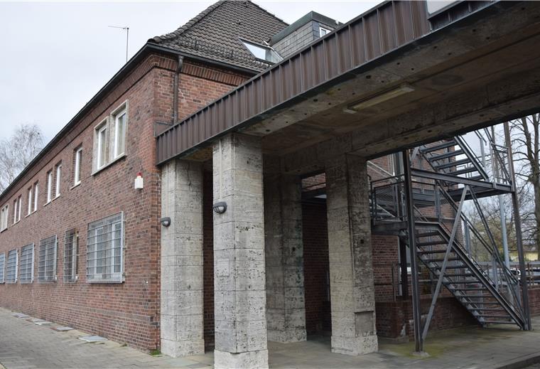 Bremerhaven: Zentrale Anlaufstelle soll Freitag einsatzbereit sein #Coronavirus In diesem Gebäude an der Dr.-Franz-Mertens-Straße 4 wird im Moment die zentrale Anlaufstelle für Corona-Verdachtsfälle eingerichtet. Ein Abstrich wird dort - voraussichtlich ab Freitag - nur nach Vorlage einer Überweisung genommen.