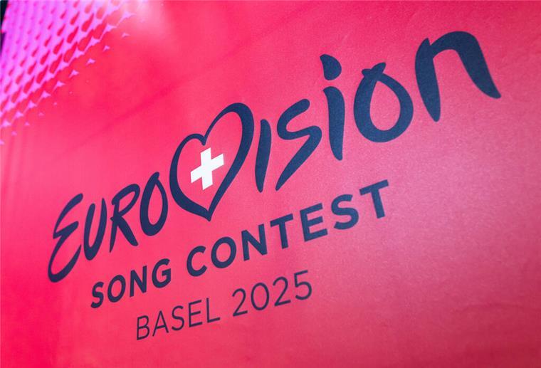  Das Logo des Eurovision Song Contest (ESC) 2025 ist auf einem Banner zu sehen. 
