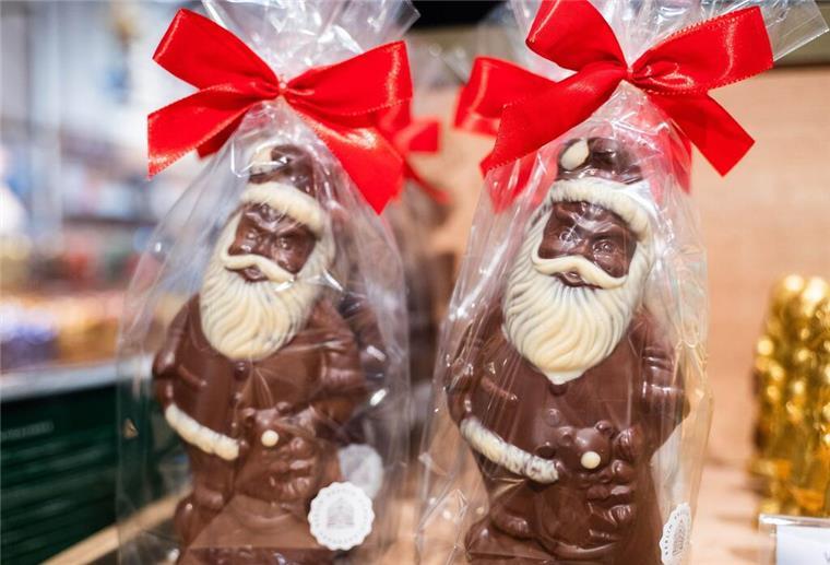 zwei schokoweihnachtsmänner