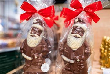zwei schokoweihnachtsmänner