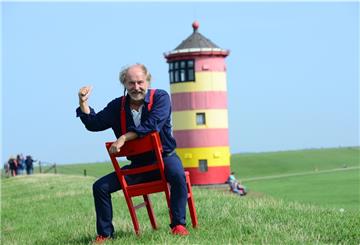 In diesem Jahr ist alles anders. Normalerweise stellt Klaus-Peter Wolf seinen neuen Ostfriesenkrimi immer kurz vor Karneval in Wremen und Bremerhaven vor. Doch seine Lesungen von „Ostfriesenzorn“ musste er coronabedingt absagen. Foto Weßling