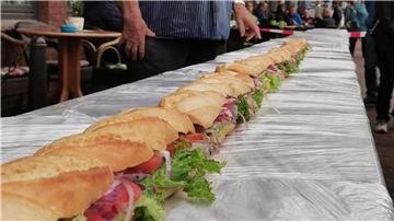 In diesem Jahr wird das Matjesbrötchen 31 Meter lang. Am Sonntag um 13.30 Uhr wird es im Schaufenster Fischereihafen angeschnitten.
