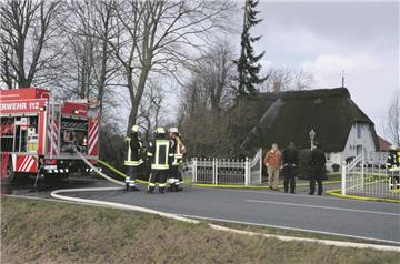 In diesem Reetdachhaus in Stollhamm war das Feuer ausgebrochen. Die Ursache ist noch unklar.