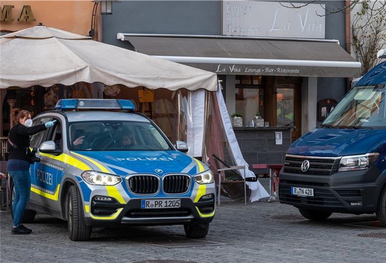 Polizeifahrzeuge stehen vor einem Lokal in der Weidener Innenstadt.