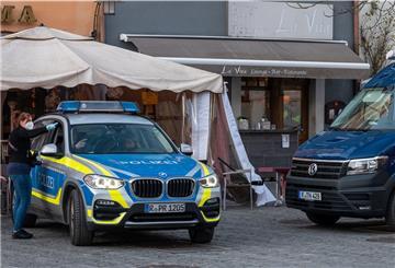 Polizeifahrzeuge stehen vor einem Lokal in der Weidener Innenstadt.