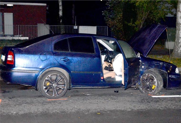 Blaues Auto beschädigt in der Nacht
