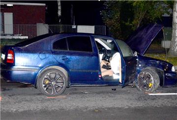 Blaues Auto beschädigt in der Nacht