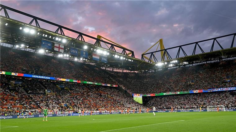 Teure Kletter-Aktion beim Fußball In diesem Stadion ist der Einsatz passiert: Ein Kletterer wurde von der Polizei vom Dach geholt.