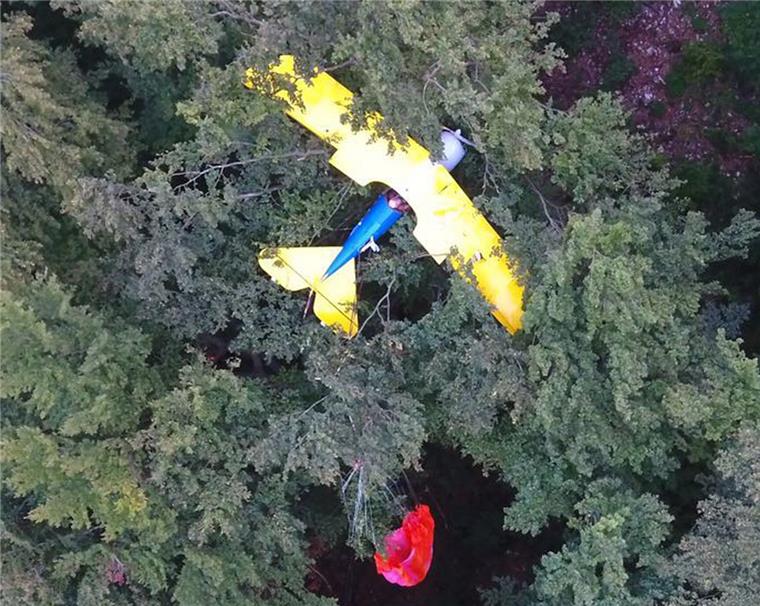 Nach 13 Stunden wird Pilot aus Baumkrone gerettet - dann brennt sein Flugzeug ab In diesem Ultraleichtflugzeug musste der Pilot 13 Stunden lang ausharren. Erst dann konnte er gerettet werden. Nach der Rettung brannte das Flugzeug überraschend ab.