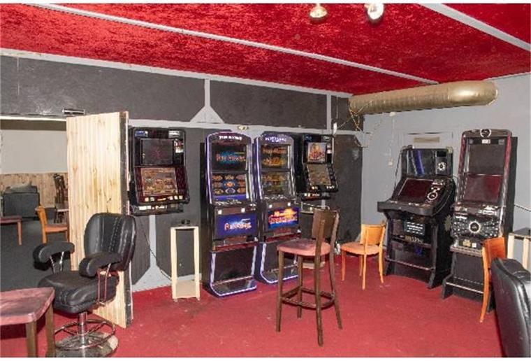 Polizei deckt Illegales Glücksspiel in Cuxhaven auf Spielautomaten in einer Gaststätte