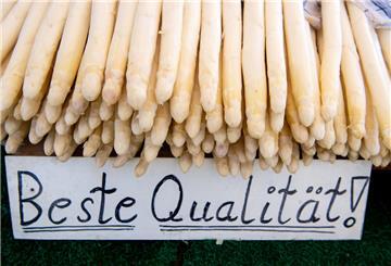 Spargel wird an einem Stand auf dem Viktualienmarkt angeboten.