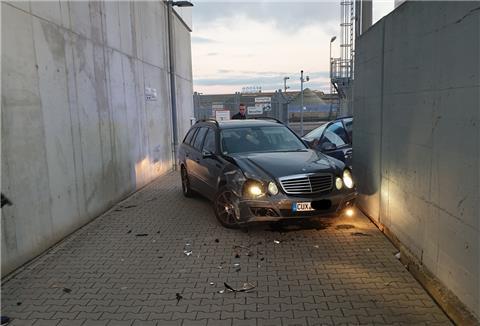 In dieser schmalen Straße auf einem Firmengelände endete die Verfolgungsjagd für den 29-jährigen Mann aus dem Landkreis Cuxhaven. Er wurde bei dem Unfall verletzt.