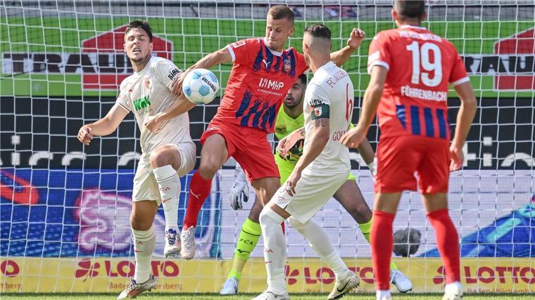 In dieser Szene berührt Augsburgs Schlotterbeck den Ball mit dem linken Arm. Die Folge: Handelfmeter für Heidenheim.