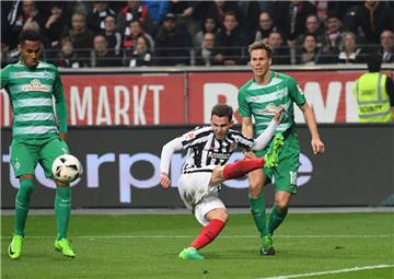In dieser Szene gab es Strafstoß gegen Werder. Niklas Moisander (rechts) brachte Branimir Hrgota  zu Fall.  Foto Hübner/imago 