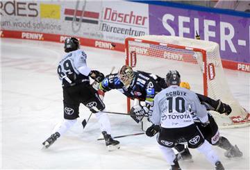 Eine Torchance für einen Eishockeyspieler direkt vor dem Gehäuse. Die Fischtown Pinguins haben den Auftakt ins Viertelfinale gegen Köln verloren.