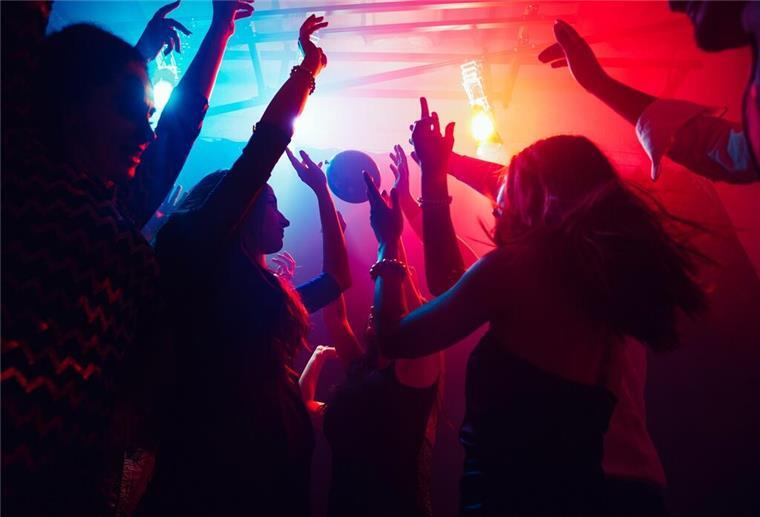 Gemeinsam feiern – Verschiedene Locations und ihre Vorzüge Tanzende Menschen in einem Club