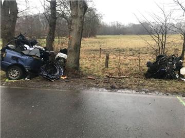 In Dörverden im Kreis Verden sind drei Personen bei einem Verkehrsunfall ums Leben gekommen.