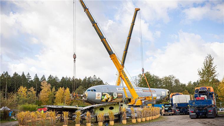Letzte Landung: Ausgedienter Flieger wird zur Attraktion In drei Nächten wurde der Flieger vom Flughafen Hannover-Langenhagen zum Serengeti-Park gefahren, wo er als Restaurant dienen soll.