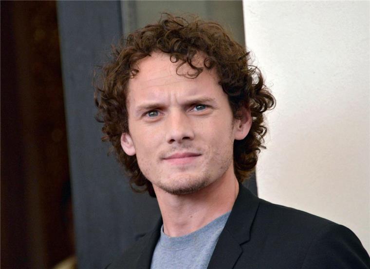 Von Auto zerquetscht: "Star Trek"-Star Anton Yelchin ist tot In Dutzenden Filmen hatte Anton Yelchin schon mitgespielt. Besonders bekannt machte ihn die Rolle des Navigationsoffiziers Chekov in "Star Trek". Jetzt starb er bei einem tragischen Unfall - er wurde nur 27.