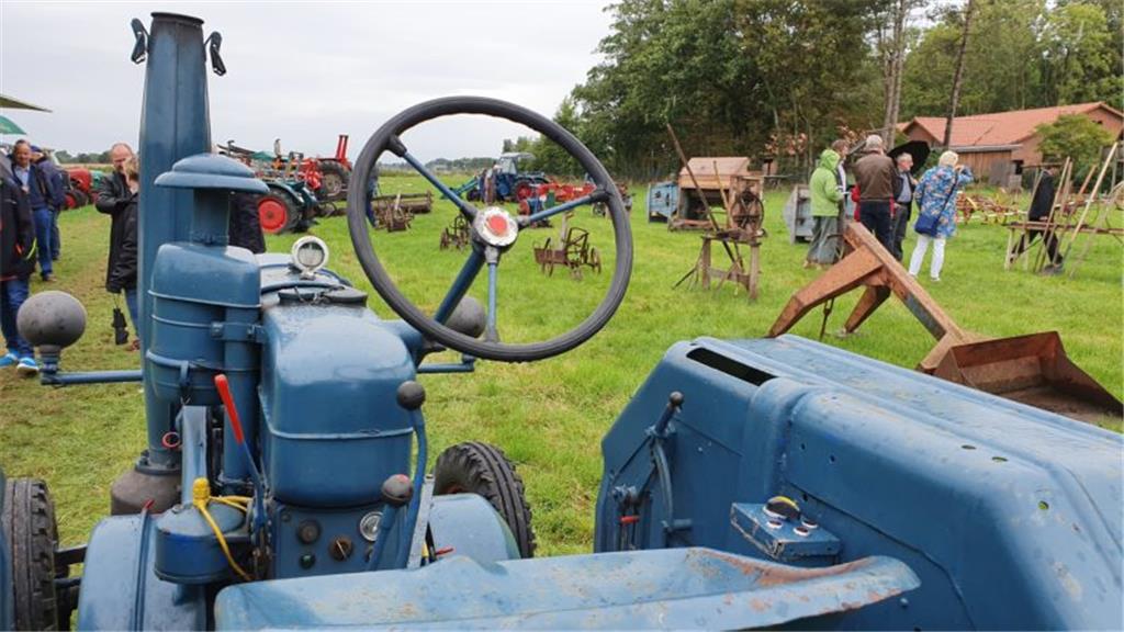 In ein stattliches Freiluft-Museum mit historischen Maschinen und Fahrzeugen hat...