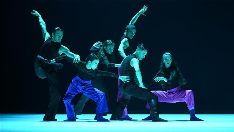 In einander verstrickte Körper, verhedderte Gefühle: Kuang-Yung Chao, Kiko Noguchi, Melissa Festa, Marco Marongiu, Ming-Hung Weng und Rachel Barnier Perlstein in einer Szene der Tanz-Trilogie „Emotions of Dance".